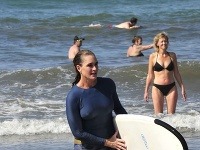 Brooke Shields sa predviedla vo vlnách ako zdatná surferka. 