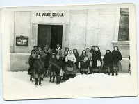 Chmeľnické deti pred budovou školy (30. roky)