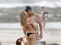 Gisele Bündchen a jej manžel Tom Brady si užívali idylku na pláži. So športovcom by sa v danej chvíli veru rád vymenil nejeden chlap. 
