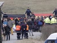 Záchranári prehľadávajú trosky zrúteného nemeckého airbusu.