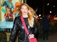Barbora Richterová má luxusnú kabelku v červenej farbe.
