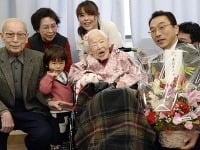 Misao Okawaová s rodinou