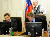 Peter Kažimír, Robert Fico a Jozef Ivančík (v pozadí), osobný čašník premiéra, na zasadaní