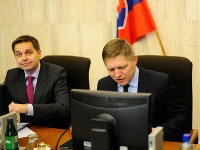 (Zľava)  Podpredseda vlády SR a minister financií SR Peter Kažimír a predseda vlády SR Robert Fico.