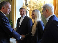 Prezident SR Andrej Kiska a predstavitelia nadácie Zastavme korupciu Miroslav Trnka, jeho dcéra Petra Trnková a Marián Leško