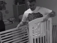 Vo videoklipe sú zaznamenané aj momenty, kedy snúbenec Dominiky Mirgovej, Peter, skladal pre drobčeka postieľku. 