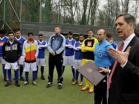 Účastníci priateľského futbalového zápasu medzi tímom mládeže z Čičavy (v modrom) a pracovníkmi veľvyslanectiev USA, Veľkej Británie a Holandska pri príležitosti Medzinárodného dňa Rómov.