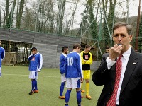 Účastníci priateľského futbalového zápasu medzi tímom mládeže z Čičavy (v modrom) a pracovníkmi veľvyslanectiev USA, Veľkej Británie a Holandska pri príležitosti Medzinárodného dňa Rómov.