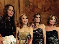 Zľava: Sochárka Jana Brisudová, Katka Cibulková, Zuzana Solieri a P. Nogová. Zľava: Sochárka Jana Brisudová, Katka Cibulková, Zuzana Solieri a P. Nogová.