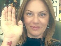 Monika Flašíková Beňová si nechala na ruku vytetovať červené srdiečko.