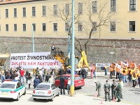 Protest živnostníkov pred parlamentom