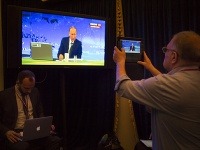 Novinári sledujú každoročný prenos Vladimira Putina