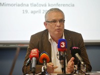 Generálny riaditeľ spoločnosti Váhostav Marián Moravčík na mimoriadnej tlačovke.