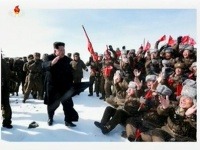 Líder Kim Čong-un vyšliapal najvyššiu horu S. Kórey v polotopánkach