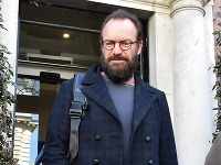 Stingovu tvár najnovšie zdobia okuliare a hustá brada. 
