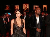 Kim Kardashian si dala záležať, aby jej róba nebola obyčajná. 
