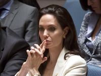 Angelina Jolie si vraj svoju dcérku Zaharu adoptovala nelegálne. 