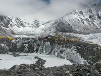 Vrtuľníky evakuujú horolezcov uviaznutých na Evereste