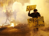 Baltimore má za sebou druhú noc rasovo motivovaných nepokojov