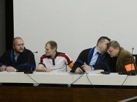 Na snímke obžalovaní Sergej Salmanov (prvý sprava) a Alexander Salmanov (druhý zľava).