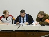 Na snímke obžalovaní Sergej Salmanov (prvý zľava) a Alexander Salmanov (prvý sprava).
