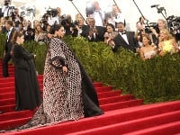 Speváčka Lady Gaga, ktorá miluje šialene kostýmy, bola v róbe priam obrovská.