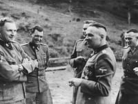 Josef Mengele v spoločnosti ďalších esesákov