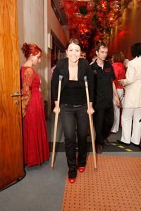 Katka Knechtová prišla na recepciu s barlami. Dôvodom bola operácia kolena.