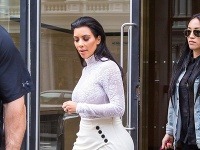 Kim Kardashian prišla v sexi šatách oblečená na autogramiádu svojej knihy. 