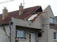 Silný vietor strhol strechy z viacerých rodinných domov obci Hriadky