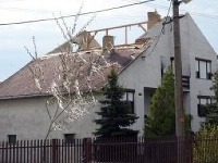 Silný vietor strhol strechy z viacerých rodinných domov obci Hriadky