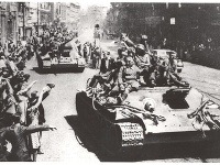 Pohľad na vítanie Červenej armády, osloboditeľky hlavného mesta ČSR Prahy v roku 1945