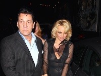 Pamela Anderson sa svojej povesti sexbomby nechce vzdať ani na prahu 50-tky. Bradavky ochotne ukazuje aj na ulici. 