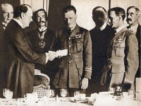 Churchill odovzdáva peňažnú odmenu letcom 2. svetovej vojny - Johnovi Williamovi Alcockovi a Arthurovi Whittenovi Brownovi Churchill odovzdáva peňažnú odmenu letcom 2. svetovej vojny - Johnovi Williamovi Alcockovi a Arthurovi Whittenovi Brownovi