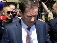Juraj Široký uteká pred novinármi z vypočúvania na polícii. Juraj Široký uteká pred novinármi z vypočúvania na polícii.