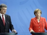 Nemecká kancelárka Angela Merkelová (vpravo) a ukrajinský prezident Petro Porošenko (vľavo) počas tlačovej konferencie po rokovaní v Berlíne