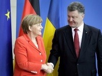 Nemecká kancelárka Angela Merkelová (vpravo) a ukrajinský prezident Petro Porošenko (vľavo) počas tlačovej konferencie po rokovaní v Berlíne