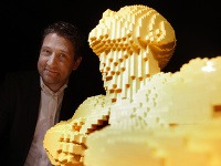  V Paríži otvorili výstavu sôch z lego kociek