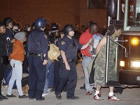 Po násilných protestoch v Clevelande zatkli 70 ľudí