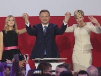 Víťazom prezidentských volieb v Poľsku sa stal Andrzej Duda. Na snímke s manželkou Agatou (vpravo) a dcérou Kingou.