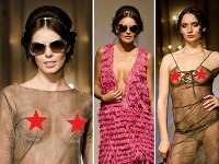České modelky vystavili na móle na obdiv svoje nahé prsia