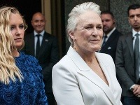 Glenn Close takýto účes vôbec nesvedčí. Herečkina tvár vďaka nemu pôsobí akosi mužne. 