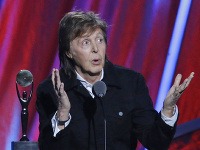 Paul McCartney má po svojom boku výstavný kus. 