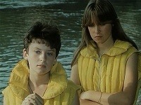 Kateřina Brožová (vpravo) na archívnych záberoch v 15-tich rokoch, kedy si prvýkrát zahrala vo filme.