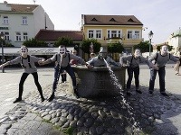 Sú štyria a hľadajú piateho