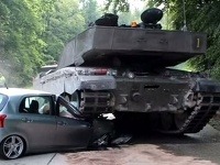 Tank auto doslova prevalcoval.