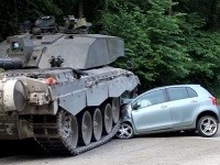 Tank auto doslova prevalcoval.