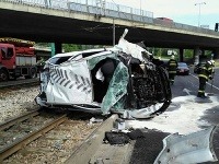 Nehoda električky s autom v Bratislave pod mostom Lafranconi