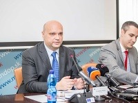 Zľava: Štátny tajomník Ministerstva dopravy, výstavby a regionálneho rozvoja SR František Palko a hovorca MDVRR SR Martin Kóňa Zľava: Štátny tajomník Ministerstva dopravy, výstavby a regionálneho rozvoja SR František Palko a hovorca MDVRR SR Martin Kóňa