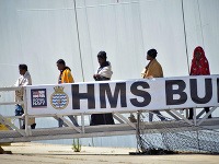 Britská loď zachraňuje v Stredozemnom mori 500 migrantov